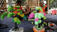 Sejumlah petugas UPS Badan Air Kecamatan Gambir membuat kerajinan bunga dari plastik kresek di kawasan Gambir, Jakarta Pusat.  