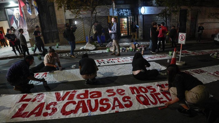 Mengenang Wafatnya βPresiden Termiskin Duniaβ Jose Mujica People paint banners outside the Movimiento de Participacion Popular (MPP) party headquarters, following the death of Uruguay's former President Jose