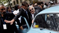 Sebagai presiden, Mujica mengadopsi apa yang saat itu merupakan sikap liberal perintis tentang isu-isu yang terkait dengan kebebasan sipil. Ia menandatangani undang-undang yang mengizinkan pernikahan sesama jenis dan aborsi pada awal kehamilan, dan mendukung usulan untuk melegalkan penjualan mariyuana. Yang pertama merupakan perubahan besar bagi Amerika Latin Katolik, dan langkah terakhir pada saat itu hampir belum pernah terjadi sebelumnya di seluruh dunia. REUTERS/Carlos Pazos