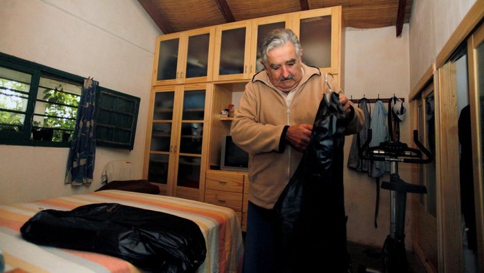 FILE PHOTO: Presidential candidate of ruling party Frente Amplio former left-wing guerrilla fighter Jose Mujica puts his clothes in his bedroom in his farm in the outskirts of  Montevideo, Uruguay, November 27, 2009. REUTERS/Pablo La Rosa/File Photo
