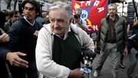 Selama masa jabatannya, Mujica menolak pindah ke kediaman presiden, dan memilih tinggal di rumahnya yang sederhana, tempat ia mengelola perkebunan bunga kecil di pinggiran ibu kota Montevideo. REUTERS/Andres Stapff