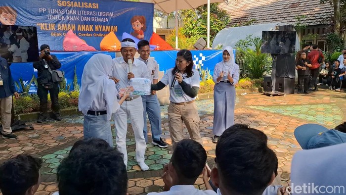Menkomdigi Meutya Hafid dan Gubernur Jabar Dedi Mulyadi sosialisasi Peraturan Pemerintah (PP) Nomor 21 Tahun 2025 tentang Tata Kelola Penyelenggaraan Sistem Elektronik (PSE) dalam Perlindungan Anak (PP TUNAS) di Purwakarta.