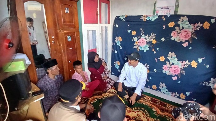 Mensos Gus Ipul saat berkunjung ke rumah calon siswa Sekolah Rakyat