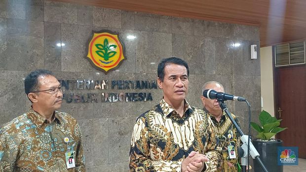 Menteri Pertanian Amran Sulaiman saat ditemui usai pertemuan dengan Duta Besar Belanda di kantornya, Jakarta, Rabu (14/5/2025). (CNBC Indonesia/Martyasari Rizky)