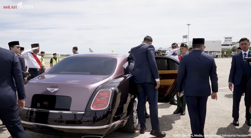 Mobil Mewah Bentley Sambut Prabowo di Brunei