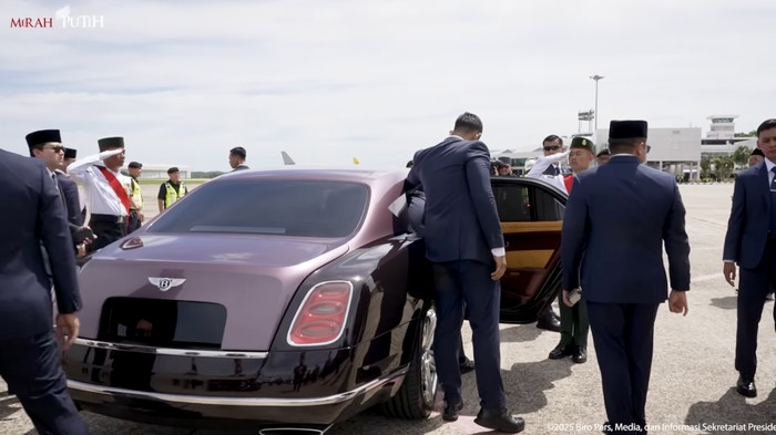 Mobil Mewah Bentley Sambut Prabowo di Brunei