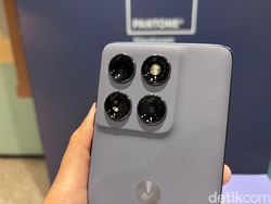 Menggenggam Motorola Edge Fusion 60