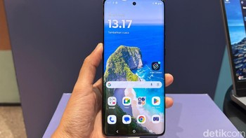 Ponsel ini mengunggulkan -- sesuai namanya -- layar lengkung di ke-4 sisinya.  Foto: detikINET/ Rizqy Nur Amalia