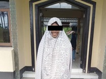 Aksi Pria Bermukena Curi Tabung Gas di Ponpes, Ditangkap Malah Cengengesan