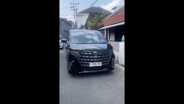 MPV mewah yang dipakai Jokowi
