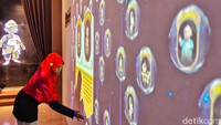 Selain itu, ruangan ini juga dilengkapi dengan fitur interaktif, di mana pengunjung dapat berinteraksi langsung dengan karakter wayang melalui teknologi augmented reality (AR). 
