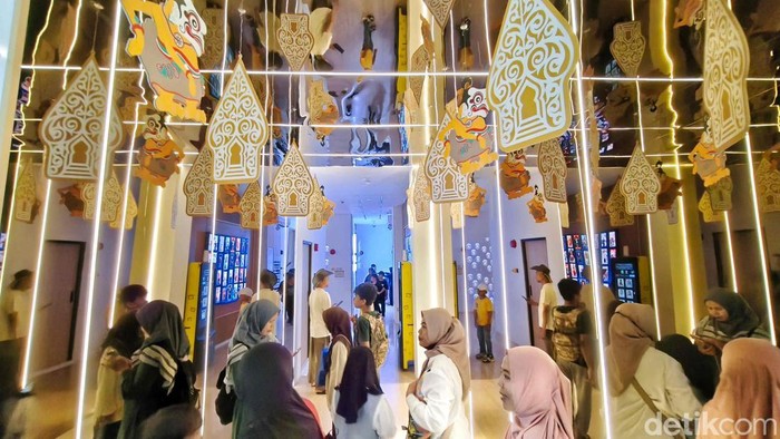 Sejumlah pengunjung menikmati ruangan imersif di Museum Wayang, Jakarta, Rabu (14/5/2025).