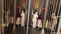 Ruangan imersif ini menawarkan sensasi berada di tengah pertunjukan wayang dengan proyeksi visual yang memukau dan suara surround yang mendalam. 