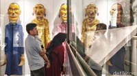 Sejumlah pengunjung menikmati Museum Wayang di kawasan Kota Tua, Jakarta, Rabu (14/5/2025).   