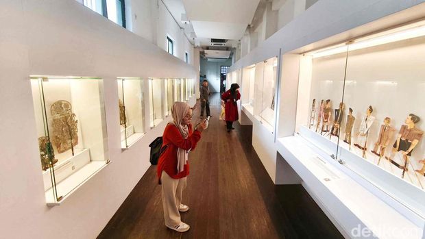Sejumlah pengunjung menikmati Museum Wayang di kawasan Kota Tua, Jakarta, Rabu (14/5/2025).