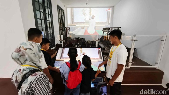 Museum Wayang Kota Tua Kini Bisa Dinikmati Sampai Malam Sejumlah pengunjung menikmati Museum Wayang di kawasan Kota Tua, Jakarta, Rabu (14/5/2025).
