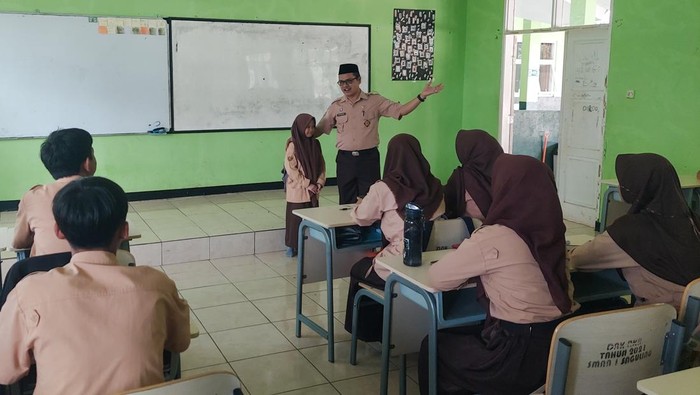 Nera Nur Puspita, Bocah SMA KBB yang ke Sekolah Naik Rakit Saat Ikut Pembelajaran