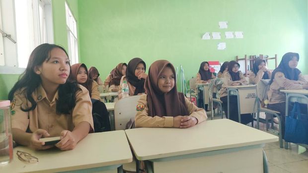 Nera Nur Puspita, Bocah SMA KBB yang ke Sekolah Naik Rakit Saat Ikut Pembelajaran