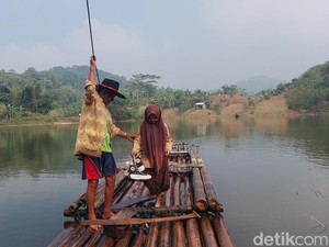 Warga Pelosok KBB Ngotot Minta Dibangunkan Jembatan Apung di Saguling