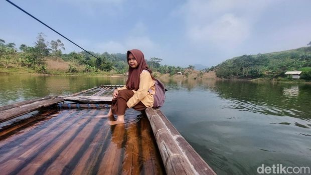 Nera Nur Puspita, Siswa SMA Saguling yang Berangkat Sekolah Naik Rakit
