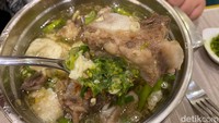 Seporsinya dibanderol Rp 82.000. Berupa sop daging sapi yang menggunakan bagian tulang muda. Dimasak lama hingga tekstur dagingnya empuk, dan tulangnya bisa juga dinikmati. Foto: detikFood