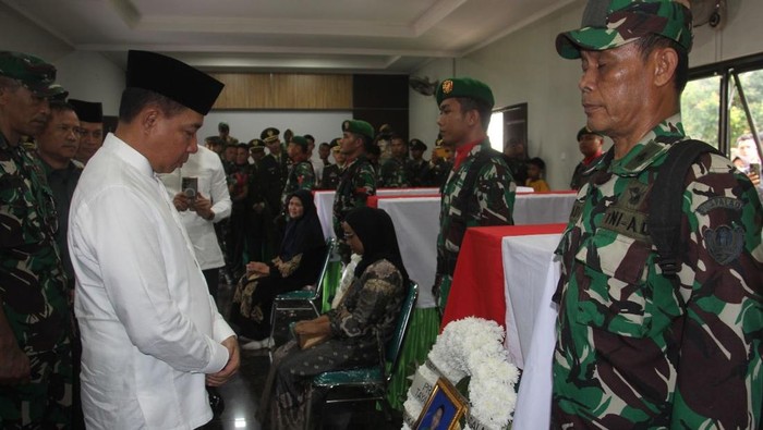 Panglima TNI Jenderal TNI Agus Subiyanto hadir dalam upacara militer pelepasan jenazah empat prajurit TNI Angkatan Darat yang gugur saat pemusnahan amunisi tidak layak pakai atau kedaluwarsa di Garut, Jawa Barat.