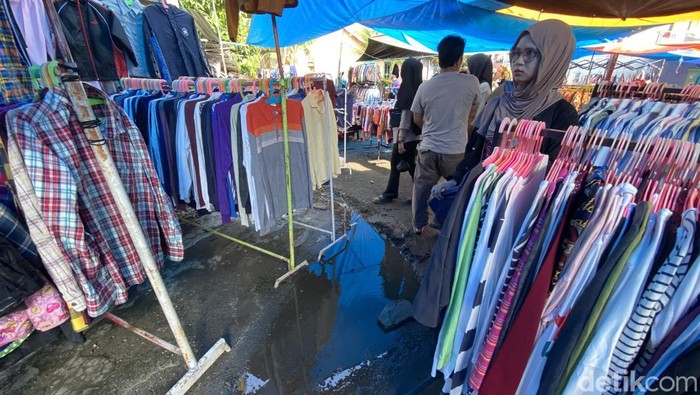 Pedagang di Pasar Sumpang Minangae, Parepare, Sulawesi Selatan (Sulsel) mengeluhkan air dari septic tank toilet yang meluber ke lapaknya.