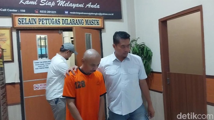 Pelaku penyebar video asusila saat dimintai keterangan oleh polisi.