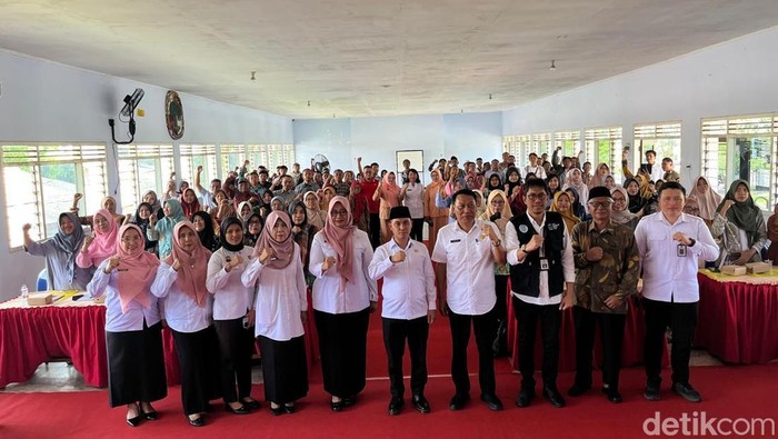 Pelatihan perajin sepatu di Mojokerto yang digelar Pemkab supaya UMKM naik kelas.