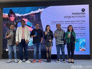 Menggenggam Motorola Edge Fusion 60