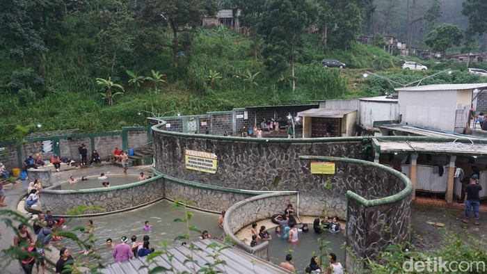 Pemandian air panas padusan Mojokerto