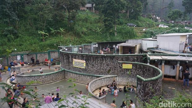 Pemandian air panas padusan Mojokerto Pemandian air panas padusan Mojokerto
