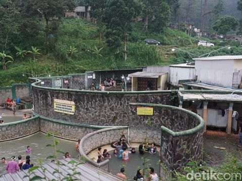 Pemandian air panas padusan Mojokerto Pemandian air panas padusan Mojokerto