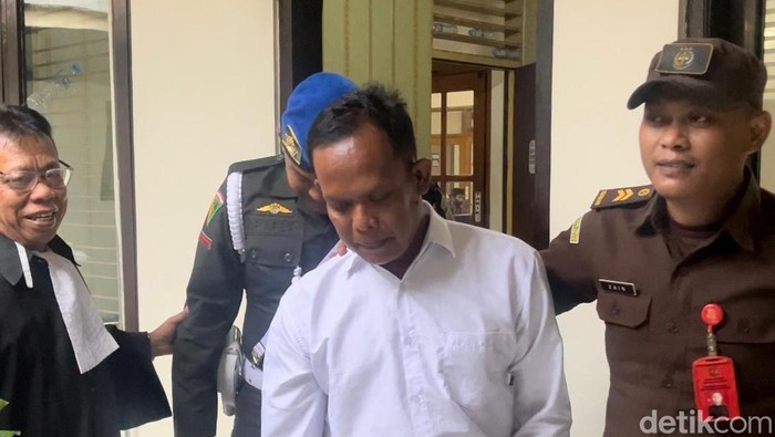 Dedi Abdullah, terdakwa kasus pembunuhan wanita baju pink seusai sidang putusan di PN Mojokerto