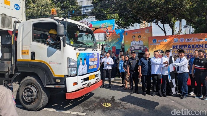 Bupati Lamongan Yuhronur Efendi saat melepas 7 kontainer produk Lamongan untuk diekspor