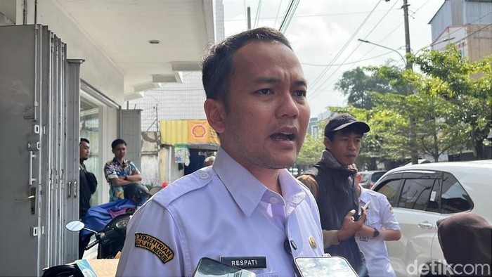 Wali Kota Solo, Respati Ahmad Ardianto, memberi keterangan saat ditemui di Jalan Yos Sudarso, Solo, Rabu (14/5/2025).