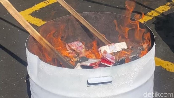 Pemusnahan barang bukti kejahatan di Kota Sukabumi