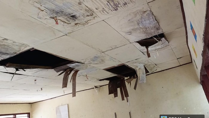 Penampakan atap SDN 117 Merangin yang jebol