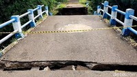 Bagi warga, situasi ini sangat menyulitkan. Anak-anak yang hendak berangkat sekolah maupun mengaji harus menyeberang aliran sungai yang cukup deras. Tak sedikit dari mereka akhirnya memilih absen.