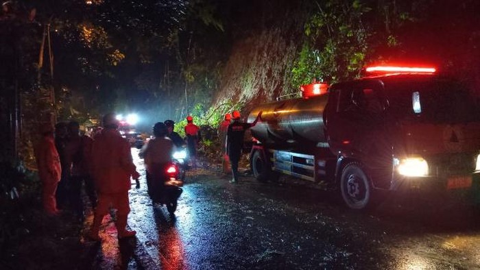 Penanganan longsor di Jalan Kalibawang-Muntilan, Kulon Progo, Rabu (14/5/2025).