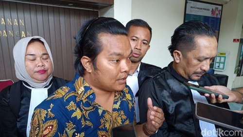 Penasihat hukum terdakwa I Wayan Agus Suartama saat memberikan keterangan seusai sidang di Pengadilan Negeri (PN) Mataram, Kamis (14/5/2025). (Foto : Abdurrasyid Efendi/detikBali)