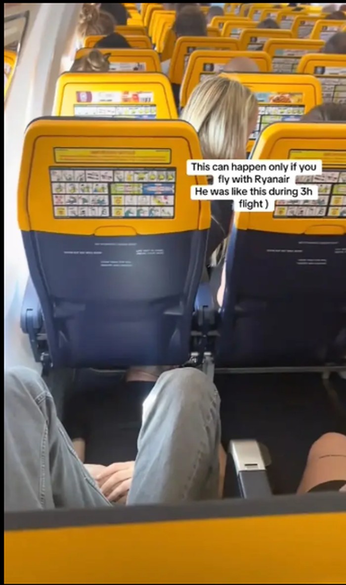 Penumpang Ryanair tidur terbalik