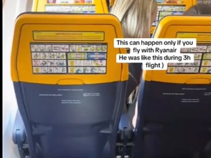 Ngantuk Banget, Penumpang Ekonomi Tidur Posisi Akrobat Sampai Bikin Heran