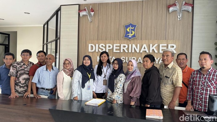 Perwakilan 16 eks karyawan PT DSA di Kantor Disnaker Surabaya