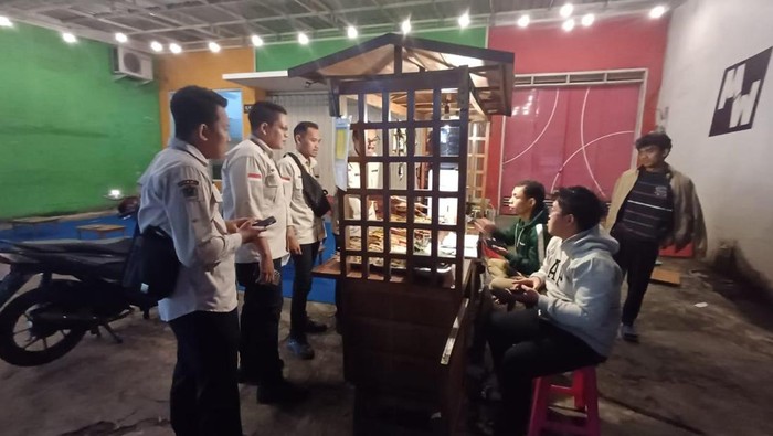 Petugas Bapenda Kota Malang mendata para pelaku usaha makanan dan minuman yang beroperasi di malam hari.