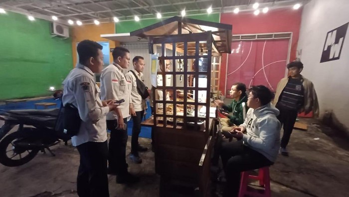 Petugas Bapenda Kota Malang melakukan pendataan pada pelaku usaha makanan dan minuman yang beroperasi di malam hari