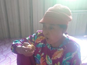 Miris Lansia Sebatang Kara di Barombong Makassar Tidur Beralaskan Kardus