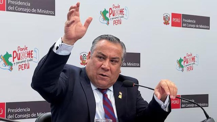 Perus Prime Minister Gustavo Adrianzen addresses the media, in Lima, Peru November 21, 2024. REUTERS/Marco Aquino/File Photo Purchase Licensing Rights