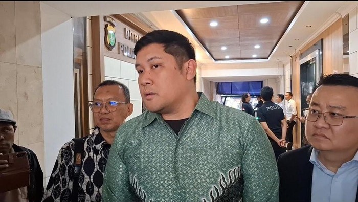 Poadcaster Michael Sinaga diperiksa polisi terkait tuduhan ijazah palsu Jokowi.