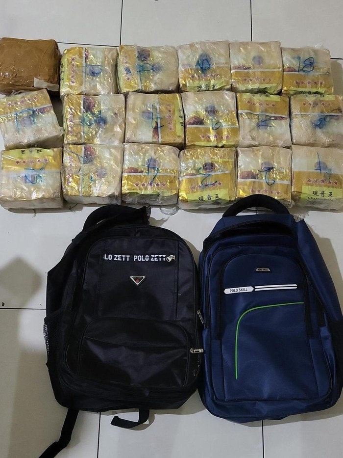 Polda Riau menggagalkan penyelundupan sabu 18 kilogram dibungkus dalam kemasan teh China. (dok.Istimewa)